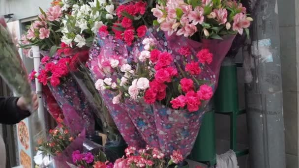 GEORGIA - TBILISI, 27 de maio de 2017: Pessoas não identificadas compram flores no mercado de rua em Tbilisi, Geórgia — Vídeo de Stock