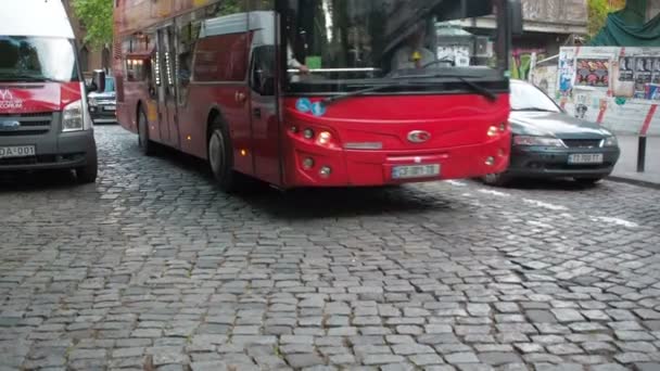 Tbilisi, Georgien - 15 juni 2017: Trafik i den europeiska staden. Människor och bilar är på väg längs de gamla gatstenar, Tbilisi, Georgien — Stockvideo