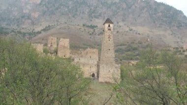Görme kuleleri ve Kuzey Kafkasya savunma kuleleri. Dağlarda Tarihsel anıt Ortaçağ binaları