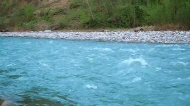 Temiz dağ nehir güçlü bir akım ile hızla Kafkas dağlarından akar. Akşam