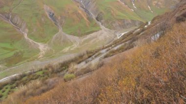 Dağ manzarası. Dağlarda geçen yol. Arabalar dağlarda yolda ilerliyorsunuz. Yol serpantin Kafkasya dağlarında. Otomobil trafik ulaşım Üstten Görünüm
