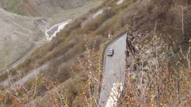 山风景。穿过群山的道路。汽车正沿着山上的道路行驶。在高加索山脉的道路蜿蜒。汽车交通运输顶部视图 — 图库视频影像