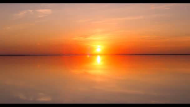 Timelapse pejzaż piękny, złoty zachód słońca niebo sól jezioro soli Elton Baskunchak Uhd. Słońce zachodzi za horyzontem — Wideo stockowe