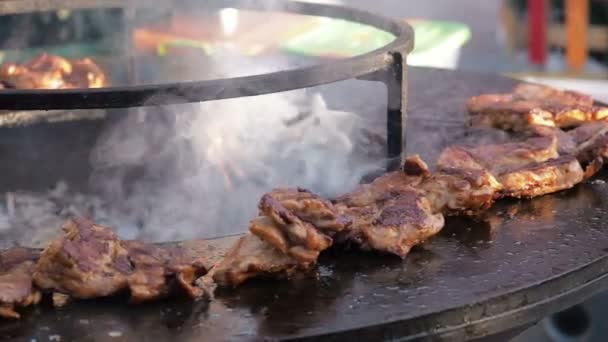 Close-up van rauwe kippenvlees op de ronde barbecue. Straatvoedsel. Close-up van de handen van de chef-koks die flip-over rauw kippenvlees — Stockvideo