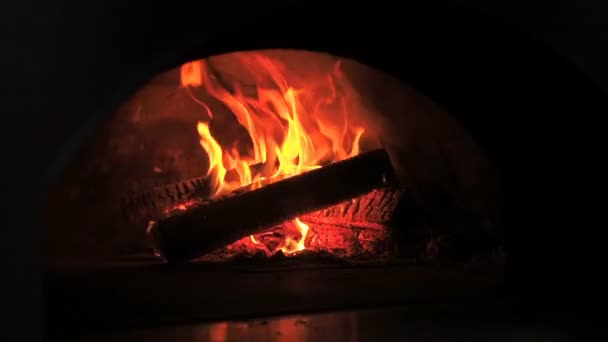 Beautiful Fire Close Up Slow Motion. Vídeo Clipe de queima de lenha na lareira. Queima de lenha no fogão a lenha. 30fps Full HD — Vídeo de Stock