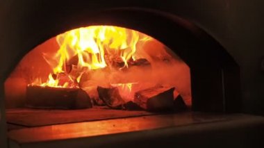 Ağır çekim güzel ateş yakın. Yakacak odun şöminede yanan video klip. Ahşap soba yanan odun yanık. 30 kare/sn tam Hd