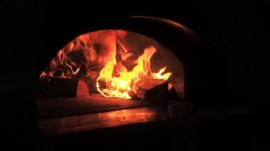 Ağır çekim güzel ateş yakın. Yakacak odun şöminede yanan video klip. Ahşap soba yanan odun yanık. 30 kare/sn tam Hd