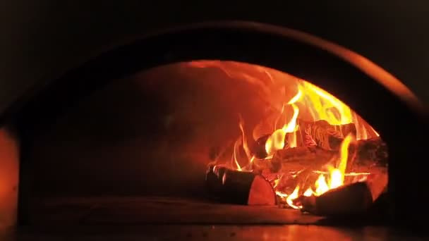 Όμορφη φωτιά κοντά σε αργή κίνηση. Βίντεο κλιπ από το κάψιμο του καυσόξυλου στην εστία. Καυσόξυλα καίγονται σε φούρνο με ξύλα. 30fps Full Hd — Αρχείο Βίντεο