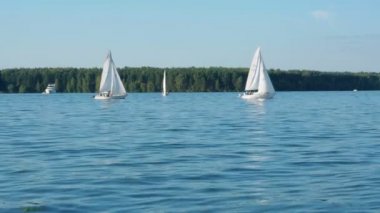 Halklar ile River'da güneşli yaz günü Yatlar.