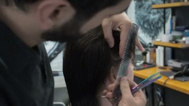Kuaför Saç bir salonda istemciye Tapınağı ve ense üzerinde keser. Berber makas ile kesme sırasında salonların koltukta oturan adam.