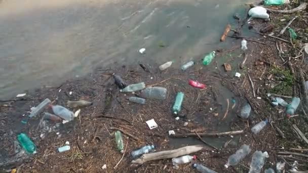 Vervuiling van de rivier met plastic afval. Ecologische probleem. — Stockvideo