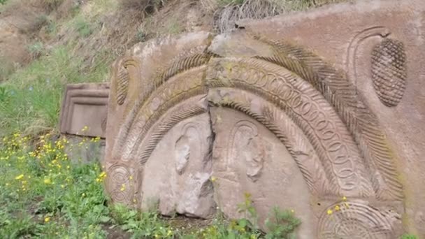 Antiguo bajorrelieve del Cáucaso antiguas piedras talladas en el monasterio rupestre Vardzia, excavado en las laderas de la montaña Erusheti, Samtskhe-Javakheti, Georgia — Vídeos de Stock