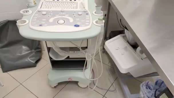 Khimki, Rusya - 20 Eylül 2019: tıbbi ultrason makinesinin panoramik görüntüleri. Modern veteriner kliniğindeki sağlık hizmetlerinde teşhis için ekran ultrason makinesi. Hastanede tıbbi malzemeler. — Stok video