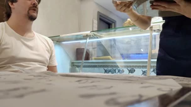 Mosca, Russia - 20 settembre 2019: Cameriere che porta un pesce saporito per l'uomo al ristorante Moremania a Mosca. La persona porta un ordine in un caffè. Video mobile — Video Stock