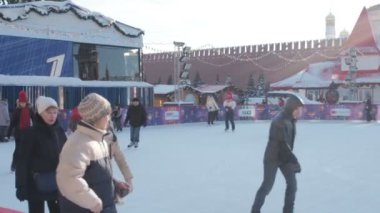 Moskova, Rusya - 27 Ocak 2019: Moskovalılar ve şehir konukları Moskova 'nın merkezindeki en ünlü buz pateni pistine çıktılar. Kızıl Meydan 'da Sakız Pisti Panorama' sı. Kızıl Meydan 'daki ana buz pateni pisti