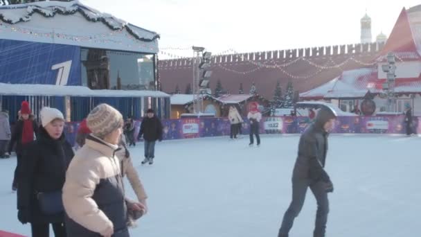 Moskva, Ryssland - 27 januari 2019: Muscovites och stadens gäster rider på den mest kända ishallen i centrala Moskva. Panorama av tuggummi rinken på Röda torget. Den viktigaste skridskobanan på Röda torget i — Stockvideo