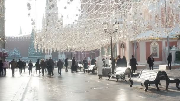 Moskou, Rusland - 1 mei 2019: Straatversieringen op Nikolskaya Street bij het Rode Plein in Moskou, Rusland. Mensen lopen 's winters door de straat bij het Kremlin — Stockvideo