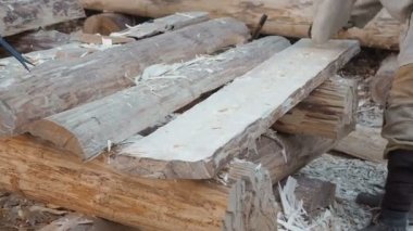 Marangoz Ortaçağ pamuk giysi çalışma ile bir Drawknife veya çizim bıçak veya çizmek tıraş veya tıraş bıçağı araçlardır oyma ahşap tahta üzerinde. Doğrama ahşap parke ile. Süreci