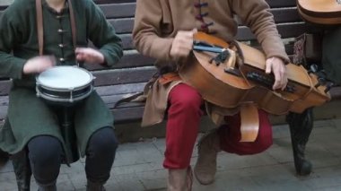 Klasik etnik doğu kıyafetleri giymiş sokak müzisyenleri geleneksel Ortadoğu müzik enstrümanları Türkçe darbuka ve hurdy-gurdy ile müzik çalıyorlar