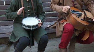 Klasik etnik oryantal kıyafetler giymiş sokak müzisyenleri geleneksel Ortadoğu müzik enstrümanları Türk darbukası, hurdy-gurdy ve yüksek sesle müzik çalıyorlar.