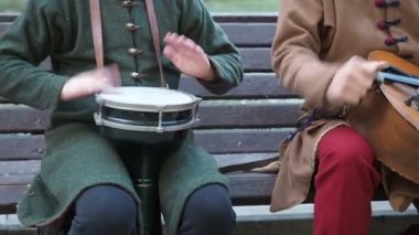 Klasik etnik oryantal kıyafetler giymiş sokak müzisyenleri geleneksel Ortadoğu müzik enstrümanları Türk darbukası, hurdy-gurdy ve yüksek sesle müzik çalıyorlar.