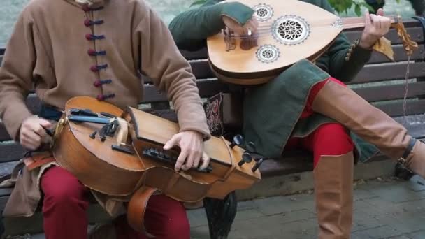 Μόσχα, Ρωσία - 13 Ιουνίου 2019: Times and Epochs Festival. Μουσικοί του δρόμου ντυμένοι με vintage έθνικ ανατολίτικα ρούχα παίζουν μουσική σε παραδοσιακά μουσικά όργανα της Μέσης Ανατολής τουρκικά hurdy-gurdy — Αρχείο Βίντεο