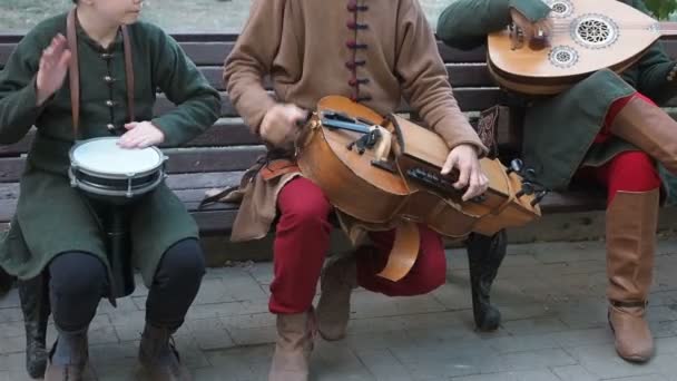 Moskva, Ryssland - 13 juni 2019: Times and Epochs Festival. Gatumusiker klädda i vintage etniska orientaliska kläder spela musik på traditionella Mellanöstern musikinstrument turkiska darbuka — Stockvideo