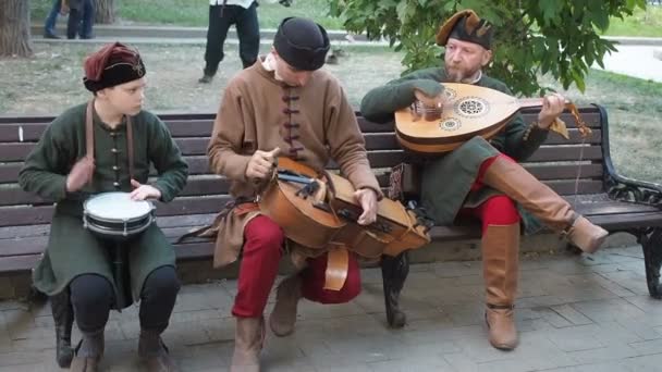 Moscow, Russia - June 13, 2019: Times and Epochs Festival. Street musicians dressed in vintage ethnic oriental clothes play music on traditional Middle Eastern musical instruments turkish darbuka — ストック動画