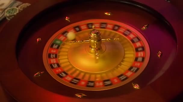 Kumarhane ruleti dönen tekerlek ve top ile hareket halinde. Kazanan numara 15 ve renk siyah rulet tekerleği tarafından belirlenir. Düşük ışıkta rulet masası düzeni. — Stok video