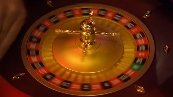 Roulette da casinò in movimento con ruota girevole e palla. Vincere il numero 23 e il colore rosso è determinato dalla ruota della roulette. Layout del tavolo da roulette in condizioni di scarsa illuminazione — Video Stock