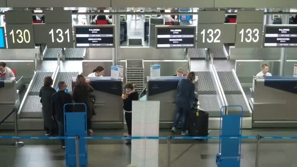 Μόσχα, Ρωσία - 8 Αυγούστου 2019: Καταχώρηση επιβατών και αποσκευών στην πτήση. Προσωπικό ασφαλείας αεροδρομίου που ελέγχει την ταυτότητα των ατόμων κατά το check-in ή κατά την επιβίβαση στον πάγκο αναχώρησης — Αρχείο Βίντεο