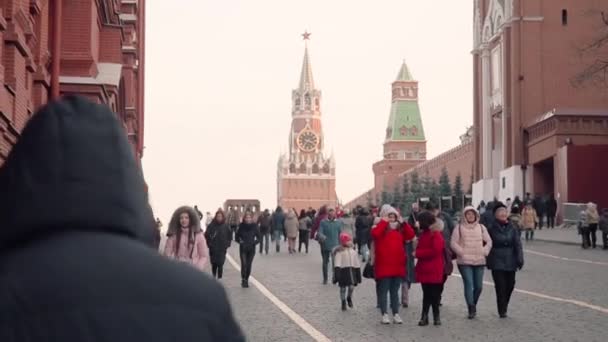 Moskau, russland - 23. November 2019: Moskauer und Gäste der russischen Hauptstadt spazieren auf der Kreml-Passage und betrachten die Sehenswürdigkeiten von Moskau. Spasskaja Turm im Hintergrund — Stockvideo