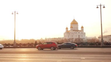 Moskova, Rusya - 23 Kasım 2019 'da Büyük Taş Köprü' den gün batımında Moskova 'daki Kurtarıcı İsa' nın Katedrali 'ne görüntülendi. Büyük bir şehirde trafik vardı. Geniş bant üzerinde arabaların hareketi
