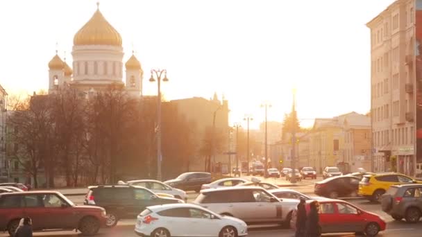 Moskwa, Rosja - 23 listopada 2019: Moskwa o pięknym zachodzie słońca i złotej godzinie. Katedra Chrystusa Saviou Borovitskaya widok placu. Ruch w dużym mieście. Przemieszczanie się samochodów w sieci szerokopasmowej — Wideo stockowe