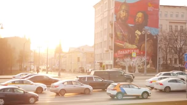 Moskou, Rusland - 23 november 2019: Moskou aan de prachtige zonsondergang en gouden uur. Uitzicht op het Borovitskaja plein. Verkeer in een grote stad. Het verkeer van auto 's op een breedbandsnelweg in een metropool — Stockvideo