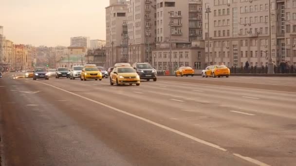 Москва, Росія - 23 листопада 2019: Вид з Великого кам'яного мосту на Собор Спасителя Христа в Москві в золотий час. Транспорт у великому місті. Рух машин на широкосмуговій лінії. — стокове відео