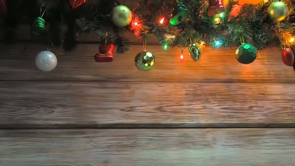 Blikající vánoční strom věnce s vánoční stromeček dekorace na dřevěné desce. Jasné Vánoce a Nový rok pozadí s prázdným prostorem pro text