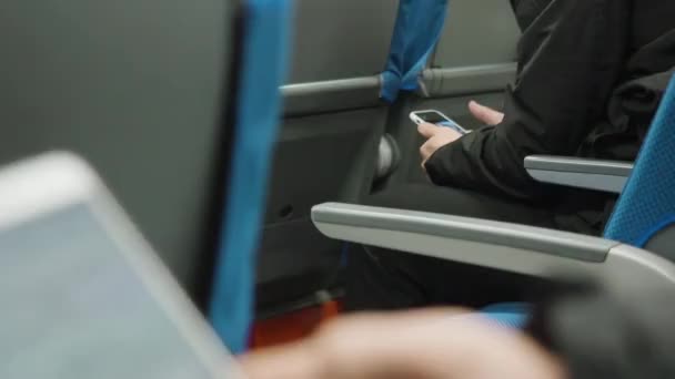 Menschen fahren mit öffentlichen Verkehrsmitteln und schauen auf Mobiltelefone. Smartphone in den Händen eines Mannes aus nächster Nähe. Ein Mann liest Geschäftsinformationen am Telefon vor, während er in der U-Bahn sitzt. Anzeige zeigt Abstraktes — Stockvideo
