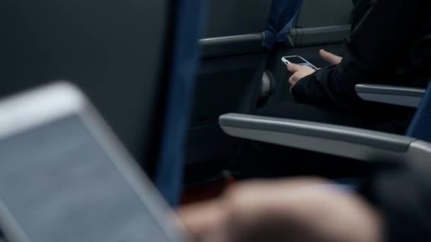 사람들은 대중교통을 이용하고 휴대 전화를 이용합니다. 한 남자가 클로즈업했을 때 스마트폰을 들고 있었습니다. 한 남자가 지하철에 앉아 있는 동안 전화선으로 사업 정보를 읽는다. 전시 사진 — 비디오