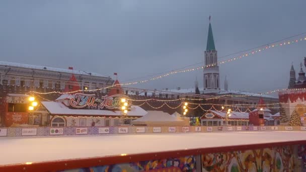 Moskva, Rusko-27. ledna 2019: Panorama žvýkaček na Rudém náměstí. Hlavní kluziště na Rudém náměstí v zimních prázdninách — Stock video