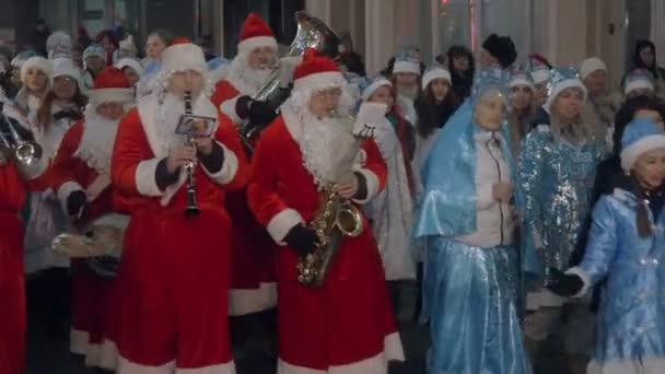 MOSCÚ - ENE, 01, 2018: Procesión de la calle SSantaclaus. Mucha gente vestida como Santa Claus y Snow Maiden caminan por las calles de Moscú en el Día de Año Nuevo. Felicidades por las vacaciones y el juego — Vídeo de stock