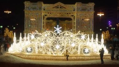 Moskova, Rusya - 16 Şubat 2018. Parlak Noel Sokak Dekorasyonu. Moskova 'daki Noel Sokak Dekorasyonları Arasında İnsanlar Yürüyor ve Resim Çekiyor