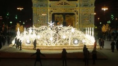 Moskova, Rusya - 16 Şubat 2018. Parlak Noel Sokak Dekorasyonu. Moskova 'daki Noel Sokak Dekorasyonları Arasında İnsanlar Yürüyor ve Resim Çekiyor