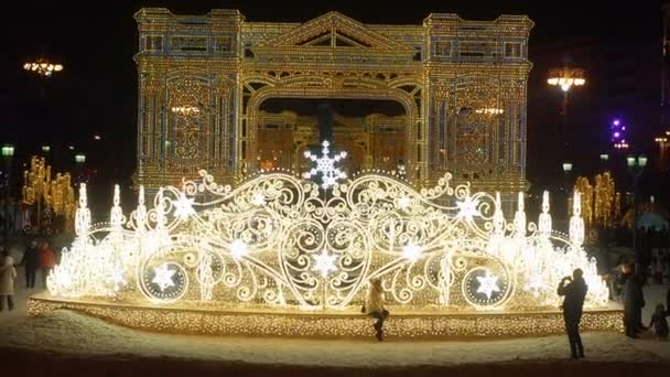 Moscú, Rusia - 16 de febrero de 2018. Luminosa decoración de la calle de Navidad. La gente camina y toma fotos entre las decoraciones de las calles de Navidad en Moscú — Vídeos de Stock