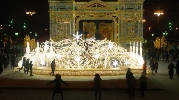 Moscú, Rusia - 16 de febrero de 2018. Luminosa decoración de la calle de Navidad. La gente camina y toma fotos entre las decoraciones de las calles de Navidad en Moscú — Vídeo de stock