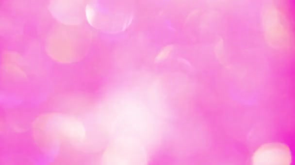 Fondo rosa festivo. Un fondo brillante, bokeh. Cristales con enfoque borroso. Diamantes brillantes con reflejo brillante parpadeante. Los destellos de colores se mueven en un enfoque borroso . — Vídeo de stock