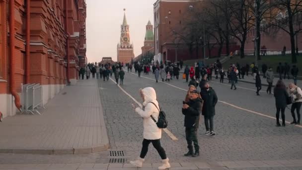 Μόσχα, Ρωσία - 23 Νοεμβρίου 2019: Μουσκόβιοι και επισκέπτες της πρωτεύουσας της Ρωσίας περπατούν στο πέρασμα του Κρεμλίνου, κοιτάζουν τα αξιοθέατα της Μόσχας και τραβούν φωτογραφίες. Spasskaya Πύργος στο παρασκήνιο — Αρχείο Βίντεο