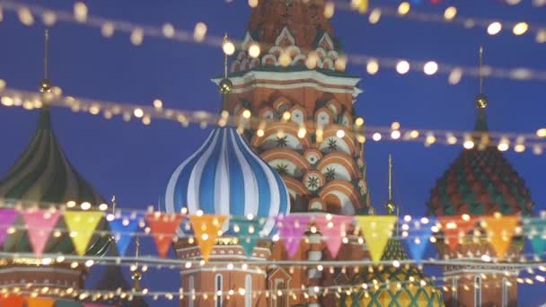 St.-Basilius-Kathedrale oder Kathedrale der Seligen oder Kathedrale der Fürbitte der Allerheiligsten Gottesmutter auf dem Burggraben oder der Pokrowski-Kathedrale viele kleine bunte Fahnen, die im Wind schwanken — Stockvideo