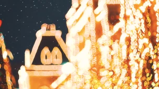 Ljus belysning och ljus dekorationer av jul och nyår i Moskva, Ryssland. Snöfall Röda torget. Suddig jul belysning bakgrund. Ljusa Christmas Street belysning på fasaden av — Stockvideo