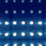 Veel heldere gloeiende en flikkerende glazen lampen. Phantom blauwe achtergrond met knipperende lampen. Phantom blauw 191970 kleur trend 2020